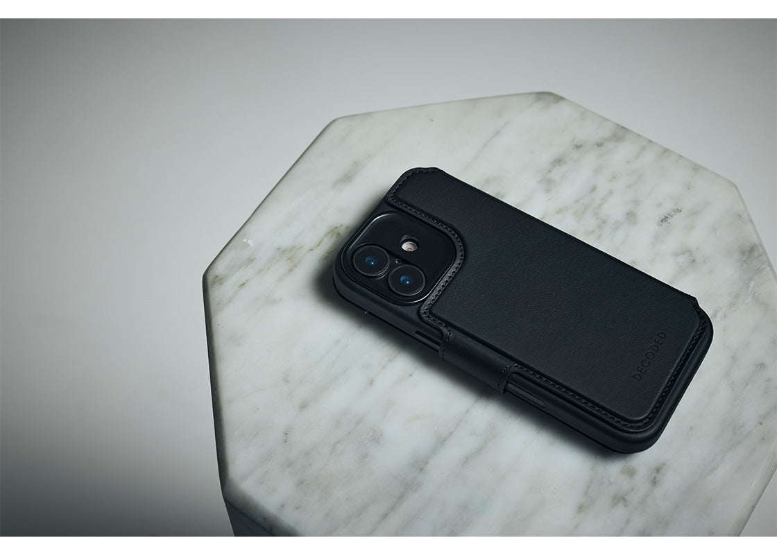 Decoded Leather Detachable Wallet for iPhone 17 - Svart
