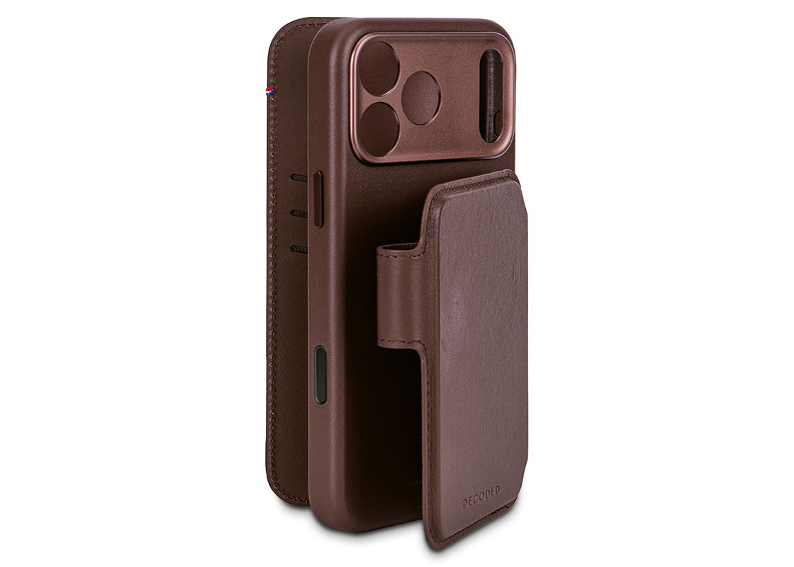 Decoded Leather Detachable Wallet for iPhone 17 Pro - Brun