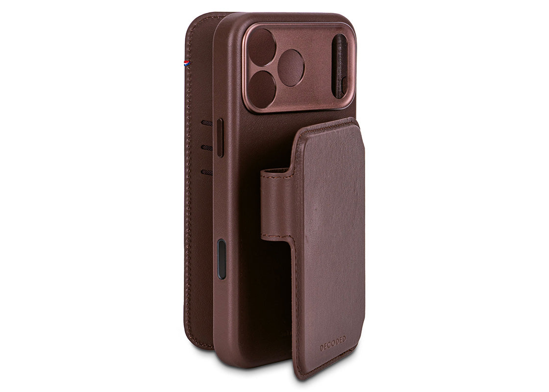 Decoded Leather Detachable Wallet for iPhone 17 Pro Max - Brun