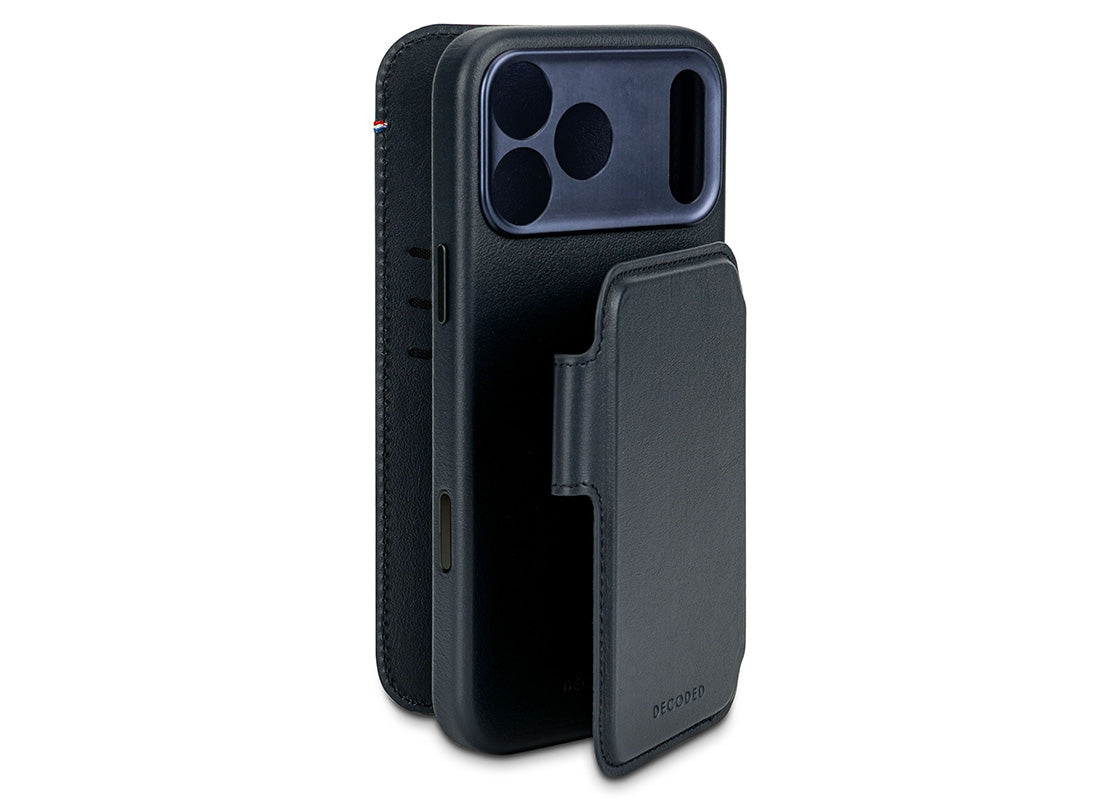 Decoded Leather Detachable Wallet for iPhone 17 Pro - Marinblå
