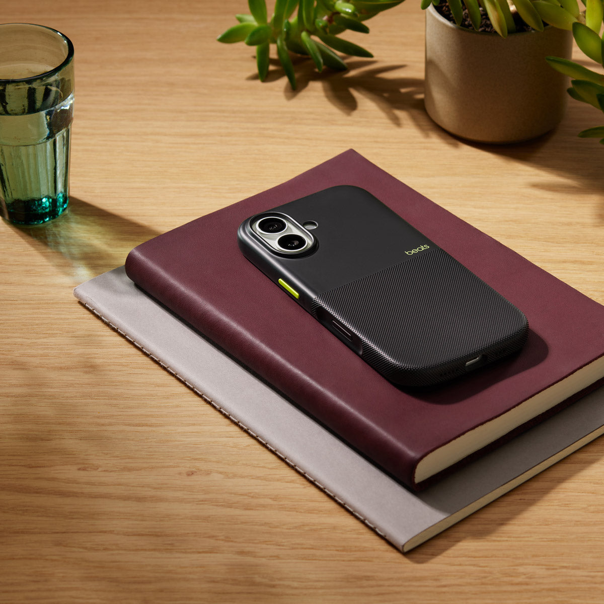 EBeats Rugged-skal med MagSafe och kamerareglage till iPhone 17 – everestsvart