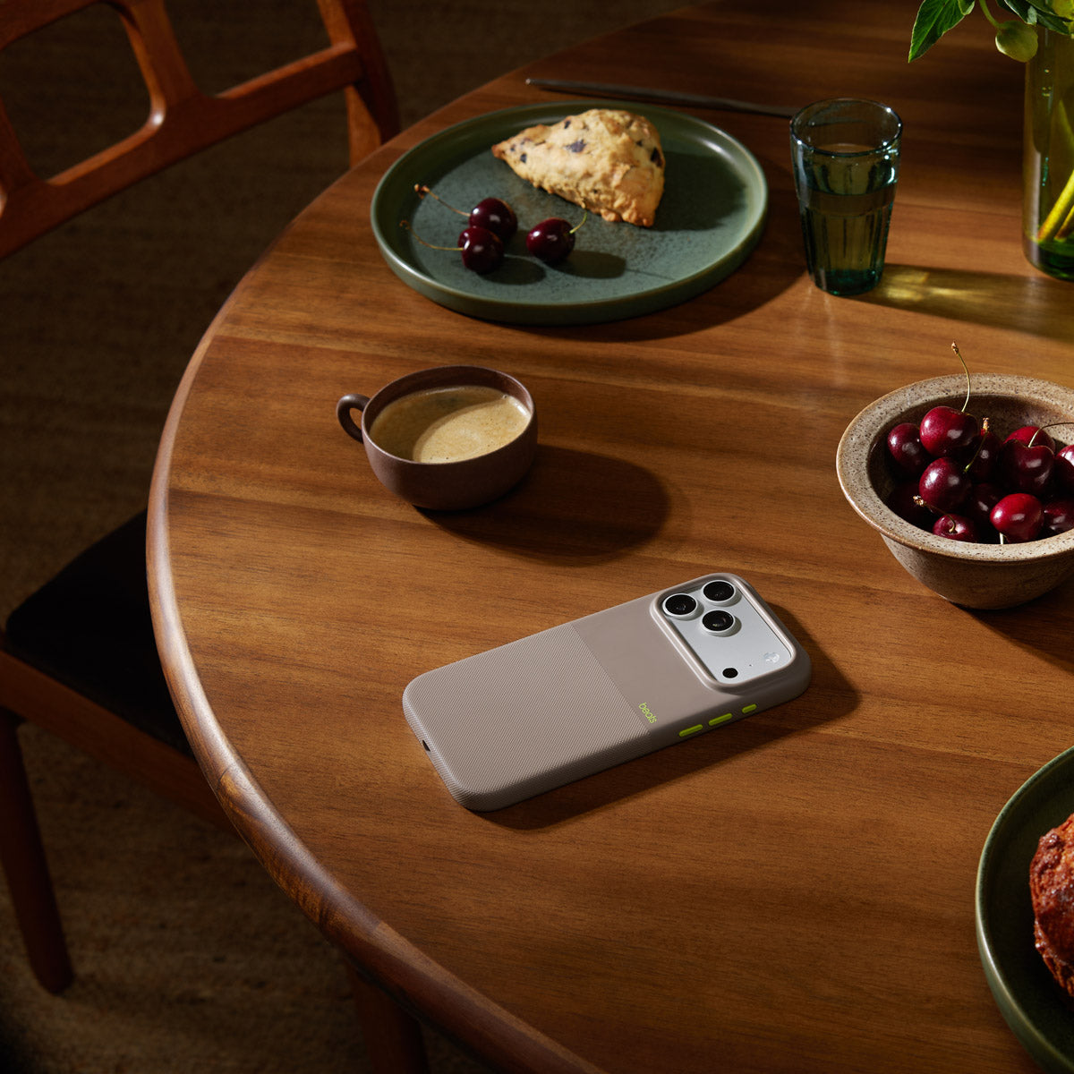 Beats Rugged-skal med MagSafe och kamerareglage till iPhone 17 Pro Max –alpingrå