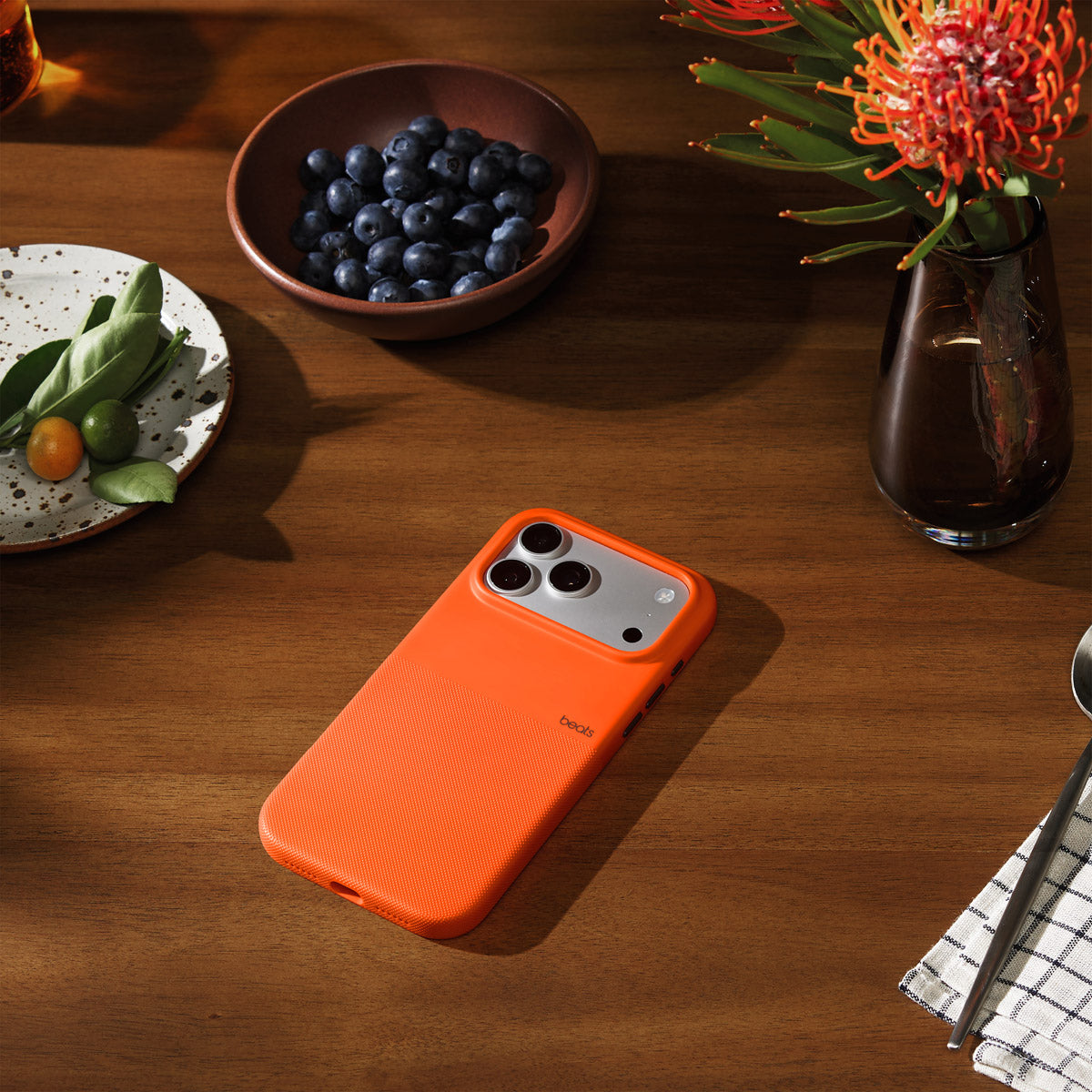 Beats Rugged-skal med MagSafe och kamerareglage till iPhone 17 Pro Max – sierraorange