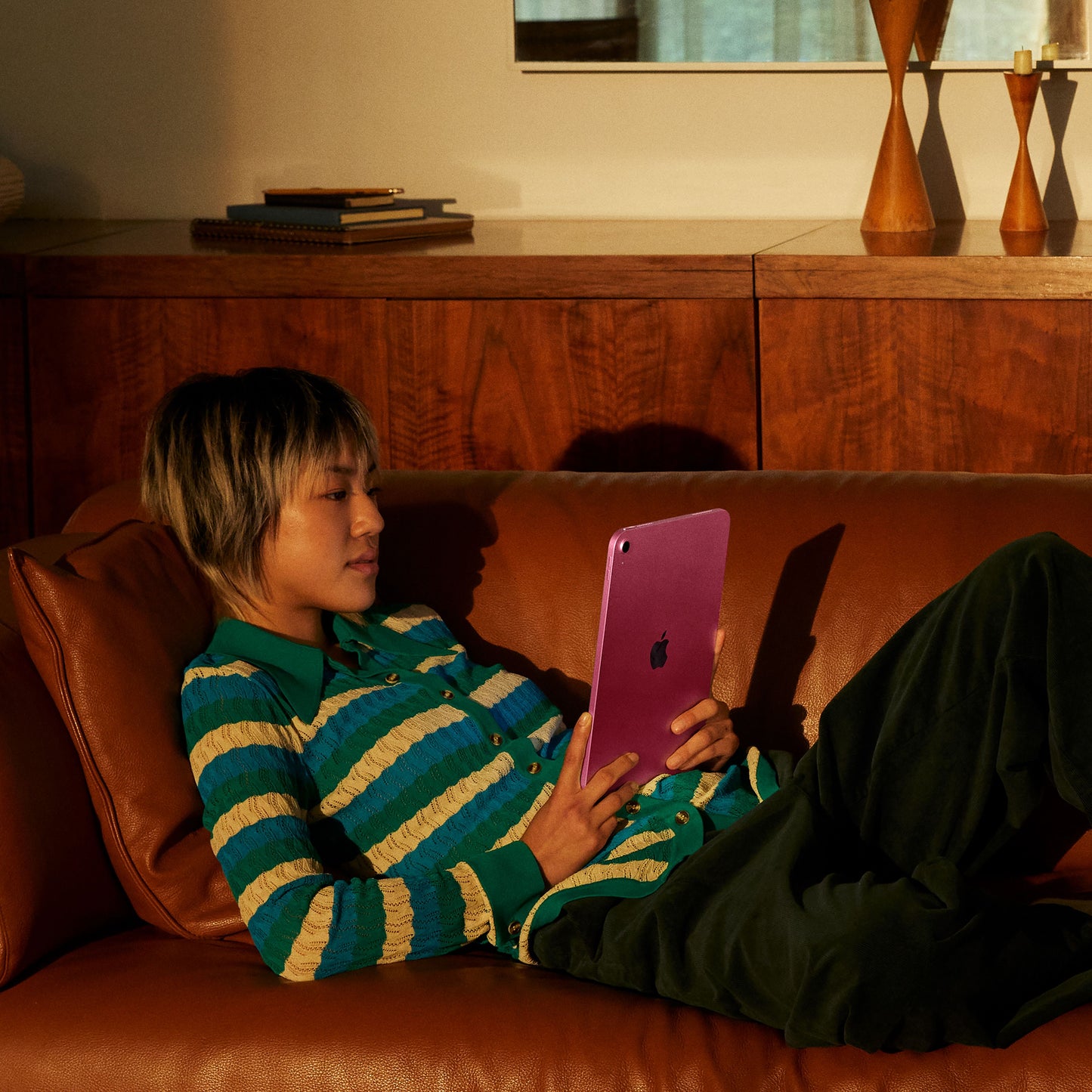 iPad_A16_Cellular_Blue_PDP_Image_Position_6__WWEN